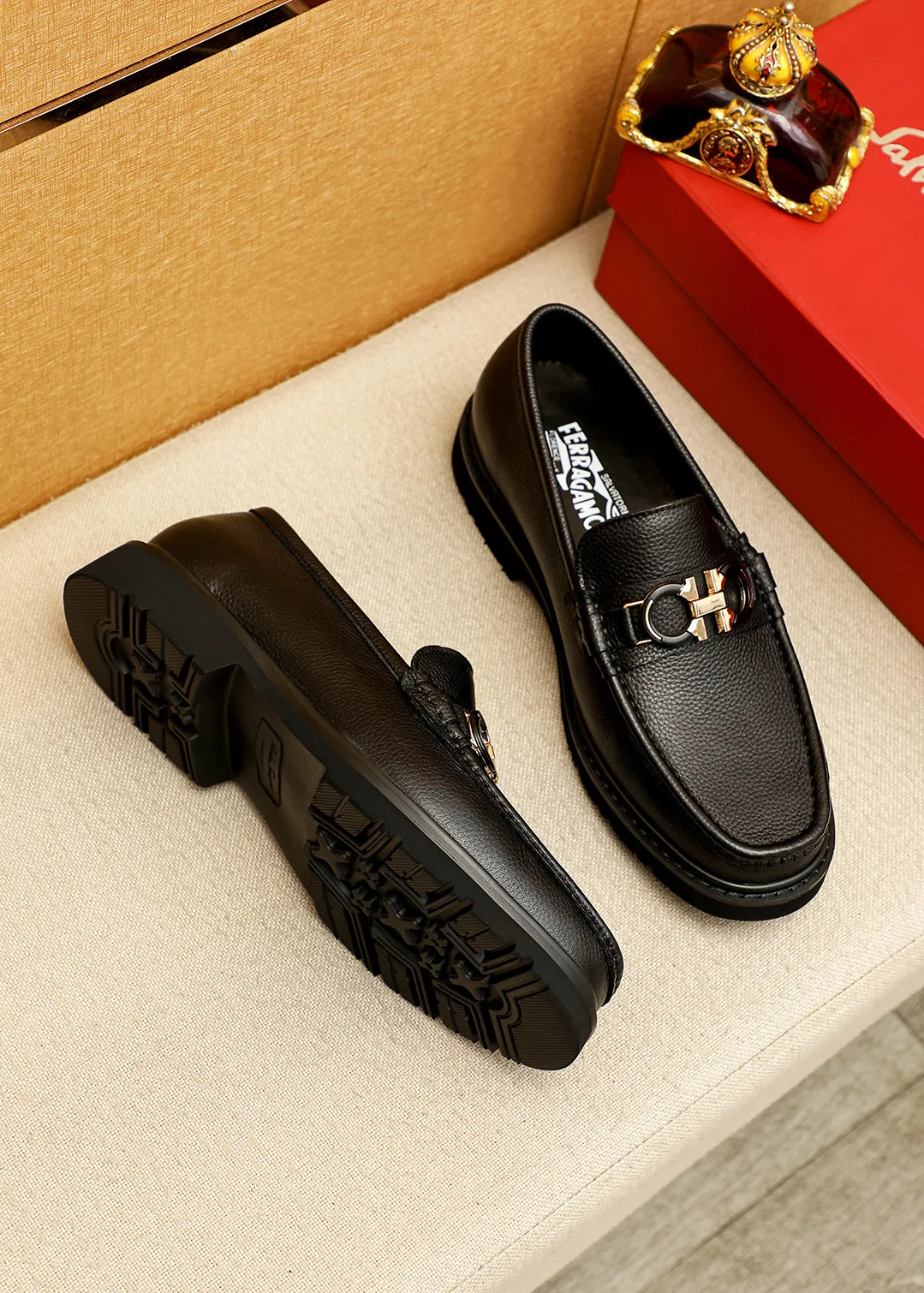 Men's shoes 💰520 💐 Product trademark: Ferragamo "Ferragamo" casual leather shoes Regular size: 38-44 (45.46🉑️customized) Product materials: Selected imported first-layer calfskin upper + original hardware buckle, imported water-dyed cow leather lining. Strong three-dimensional visual effect, original outsole color: 1⃣️color optional